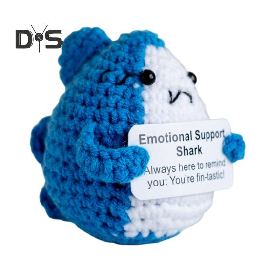 

Позитивная вязаная крючком кукла-акула с поощрительной открыткой, эмоциональная поддержка, ручная вязка, украшение в виде морского животного, игрушка для снятия стресса синий