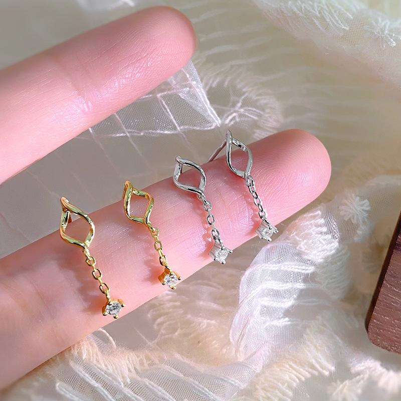 Personalized Hollow Small Fresh Tassel Earrings for Women with High-end Niche Design Earrings