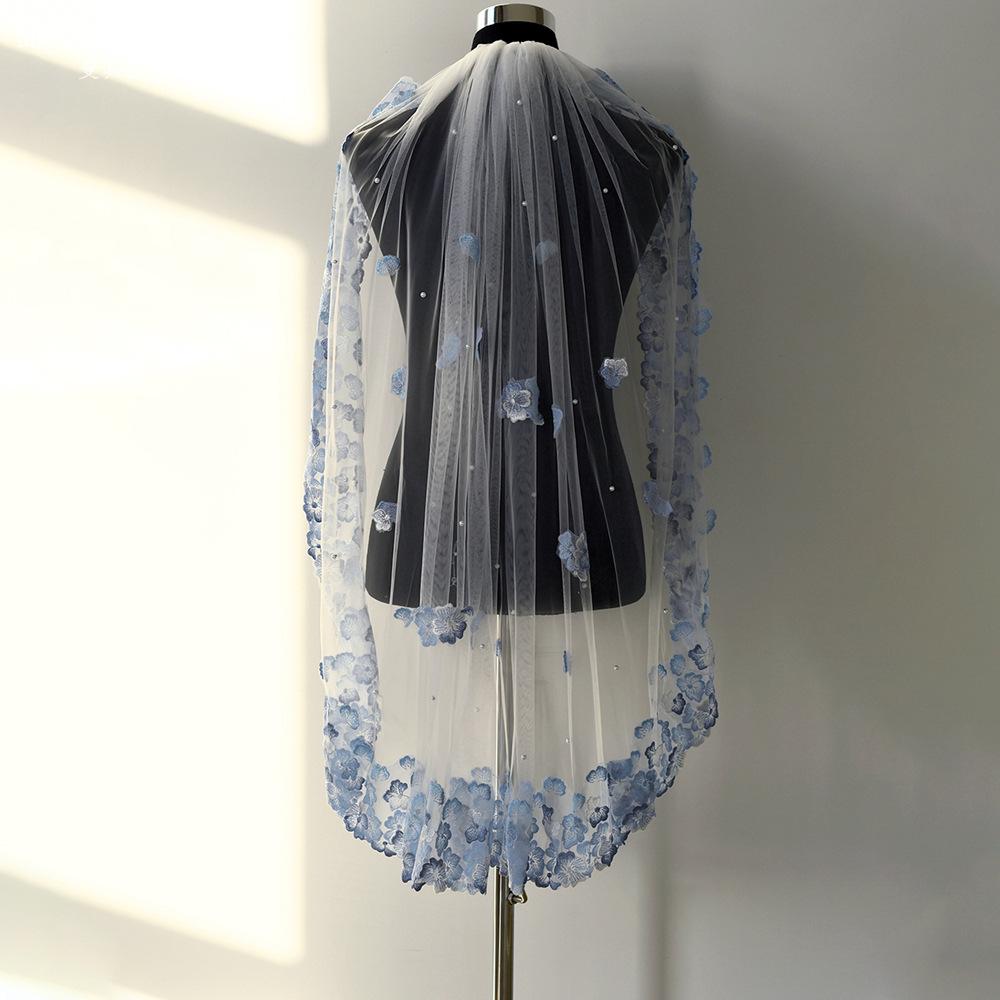 Velo da Sposa in Tulle Avorio con Orlo in Pizzo Floreale Blu 3D e Perle Sparpagliate, Velo da Sposa Ricamato con Fiori Pastello per Shooting di Fuga in Giardino all'Aperto