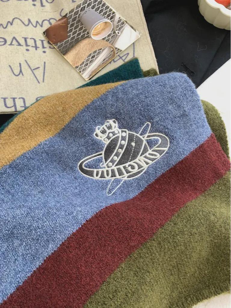 Wełniany szalik z haftem planetarnym - Ciepły szal damski