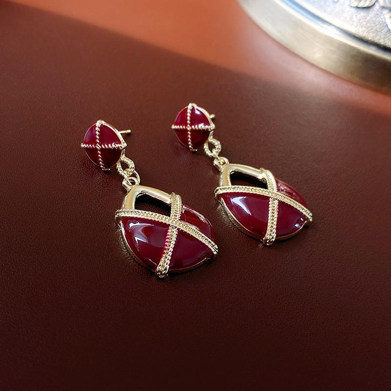

Real gold electroplated medieval pearl earrings, European and American exaggerated retro studs, niche high-end temperament earrings, women