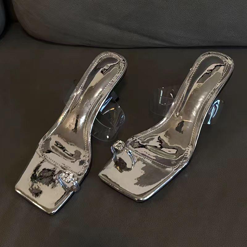 

2024 сандалии женские весенне-летние классные тапочки на среднем каблуке с буквами и квадратным носком, закрывающие носок, с прозрачным каблуком-шпилькой женские 40 серебряный
