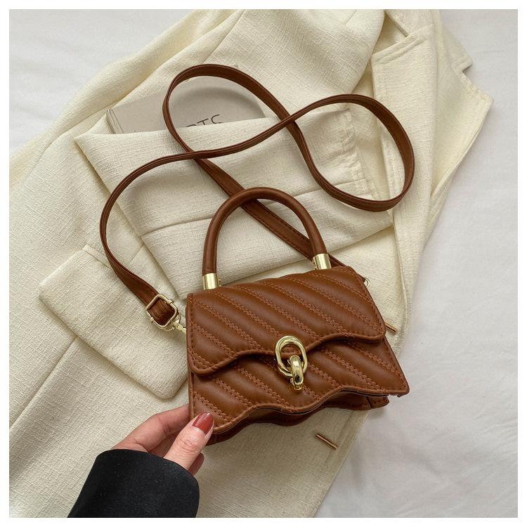 

Chain women s bag premium texture 2024 spring hot simple versatile messenger bag light luxury niche diamond shoulder bag коричневий