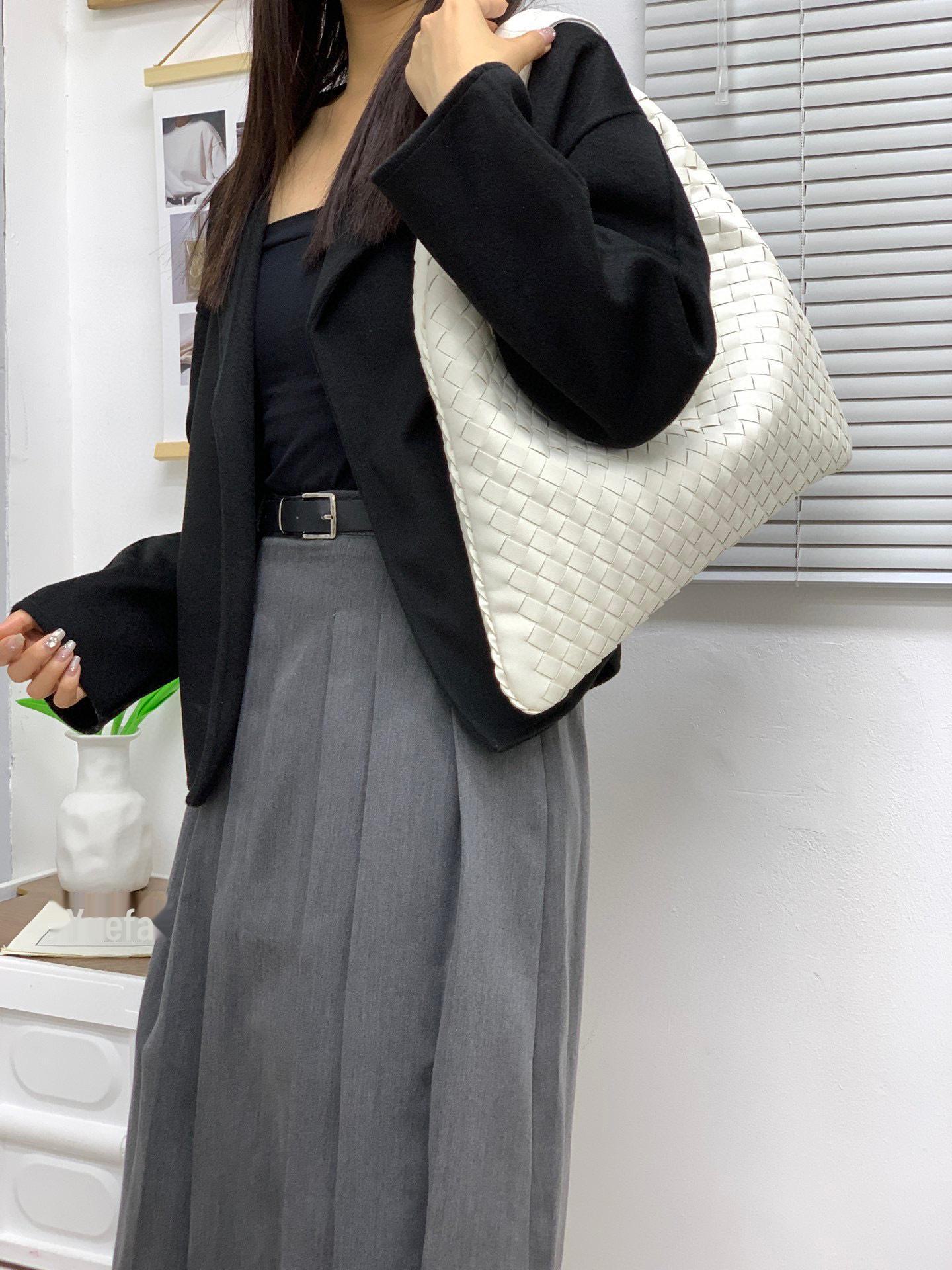 

Велика жіноча сумка ручної роботи з натуральної шкіри осінь/зима 2024 року з круасанами 28x28x3 cm