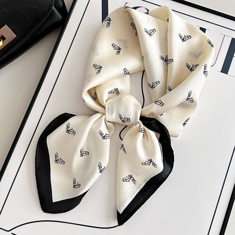 Damski jedwabny szalik w koreańskim stylu: Wszechstronny kwadratowy szalik z kamelią na wiosnę i jesień - do noszenia na szyi, na torebce lub we włosach
