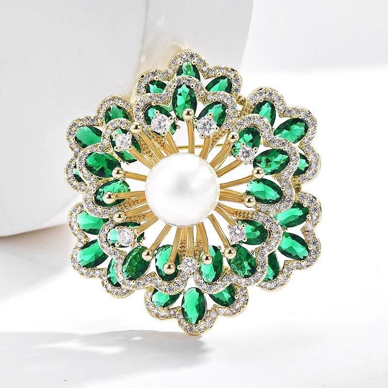 The Crabapple Flower Brooch Is An Exquisite and Luxurious Crystal Brooch with A High-end Design Sense