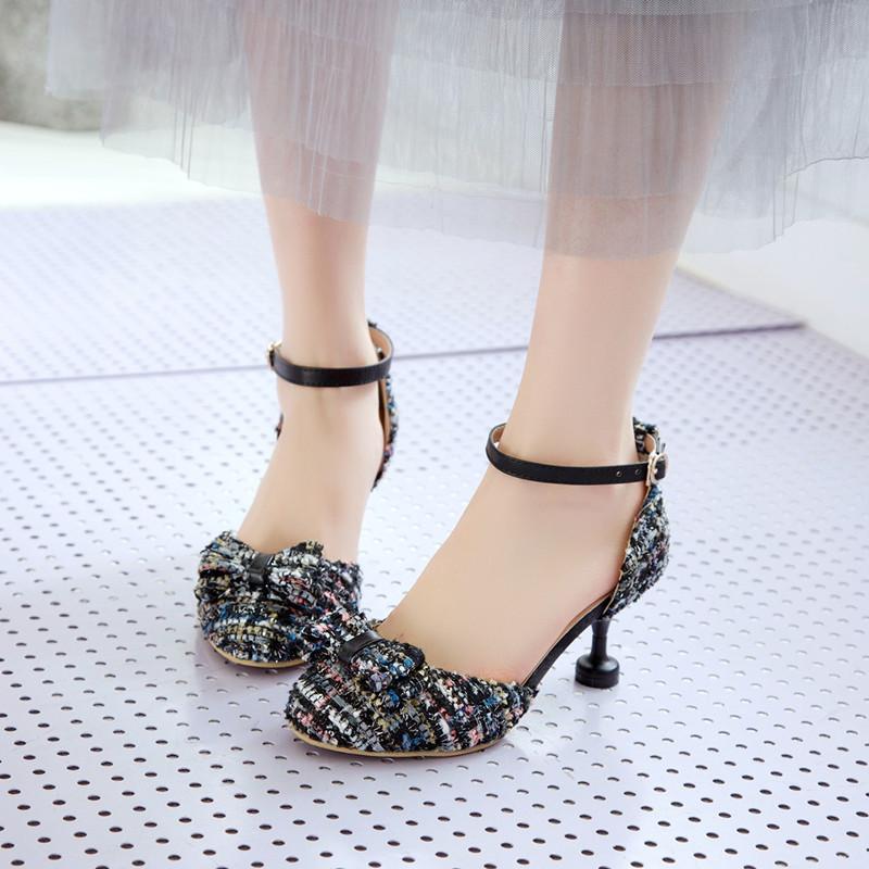 Baotou Sandalen Damen Sommer neu vielseitig dünner Absatz Schnalle einfach Farbe gewebt mittlerer Absatz Feenschuhe