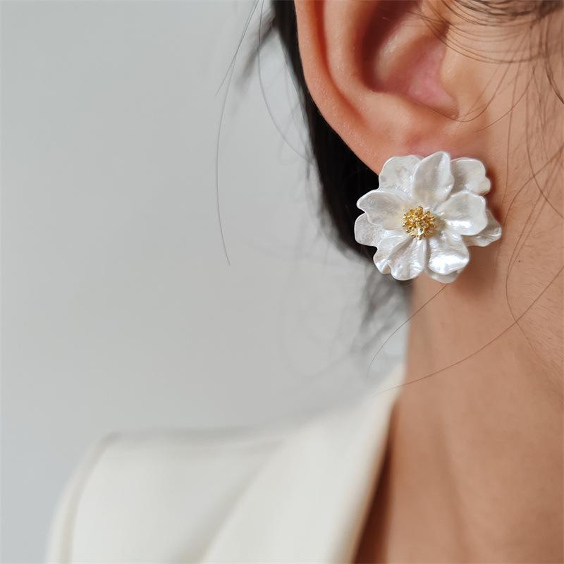 White Acrylic Flower Women's Stud Earrings Folded Florals Korean Fashion Sweet Petals Irregular Female Earrings 2026 New In