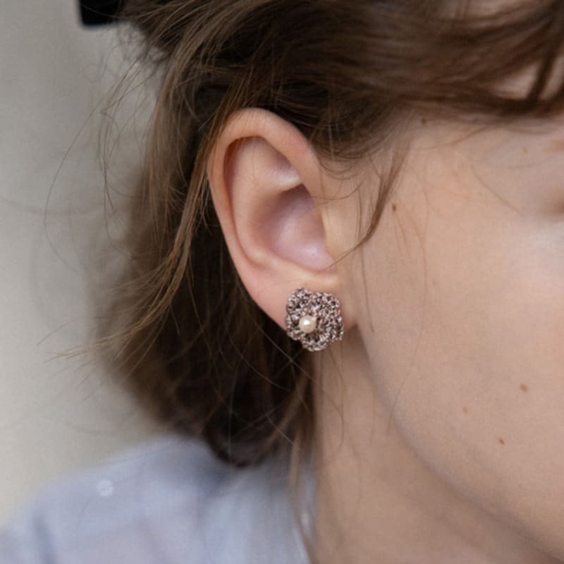 

MERRYMOTIVE Gleaming knit flower earring (Mocha) Mocha