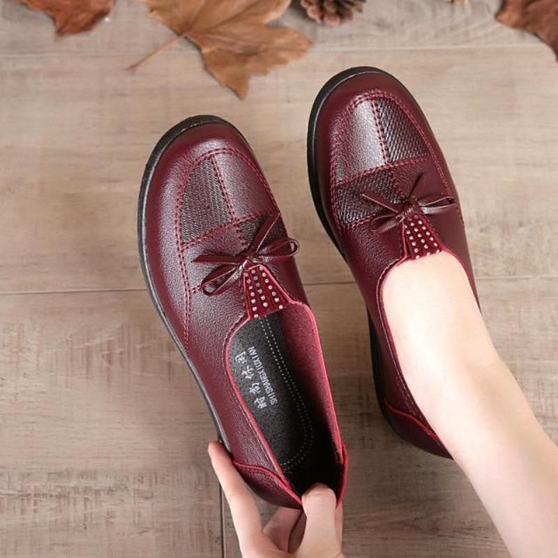 2025 Mom Shoes Single Shoes Middle-aged Women's Shoes Middle-aged New Flat Bottom Leather Shoes Spring Elderly A Stirrups
