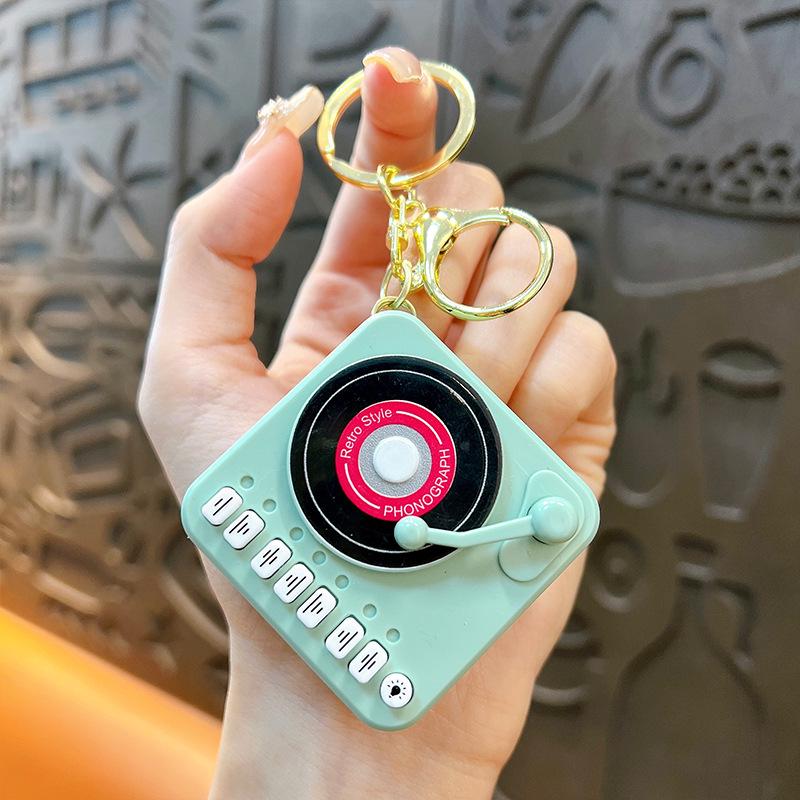Retro Gramophone Keychain: Mini Recordable Music Box and Fun Pendant Gift