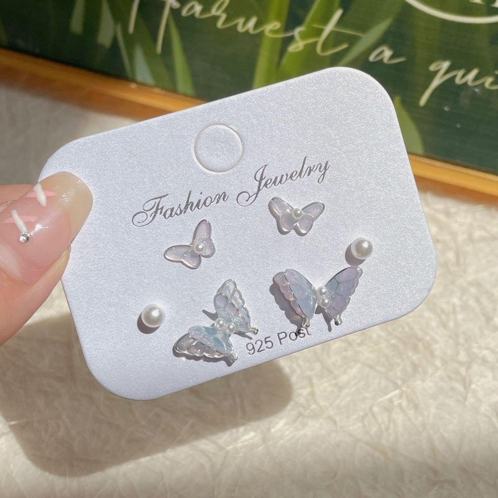 Fialové náušnice s motýly a gradientem: Elegantní stříbrné jehlové náušnice pro ženy se svěžím, sladkým a vílím půvabem