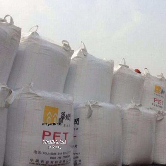 Sammlung klarer PET-Flaschen: 8863 Öl, Wein, Kosmetik; 8816 Mineralwasser; 8839 Heißgetränk.