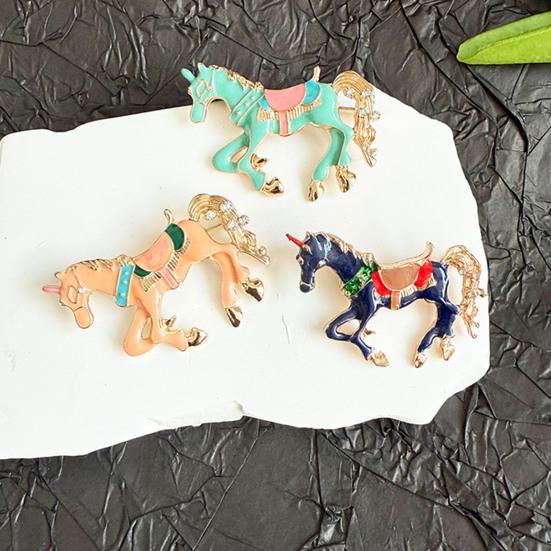 Broszka Koń Wielokolorowa Emalia Złote Krawędzie Kreskówkowy Wzór Rok Konia Pin Torebki Szaliki Akcesoria