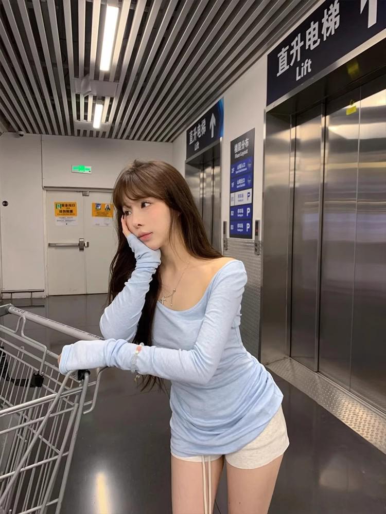 Damski T-shirt z dekoltem w U, dopasowany, niebieski, z długim rękawem | Moda Lato 2025