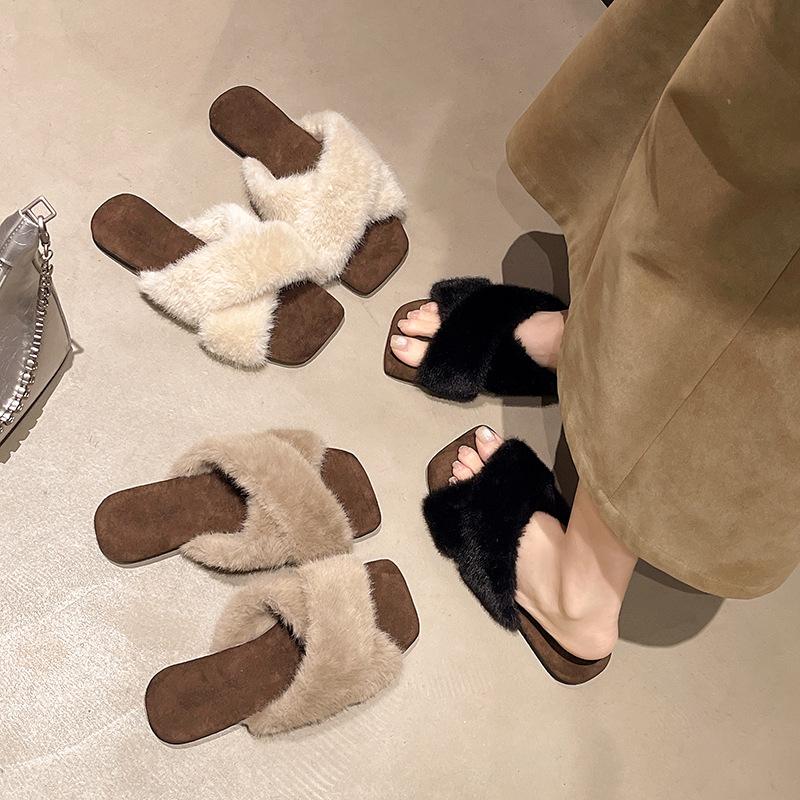 Internet celebrity flat bottom fluffy slippers women wear 2025 autumn and winter new high-end one-word drag pregnant women home cotton slippers