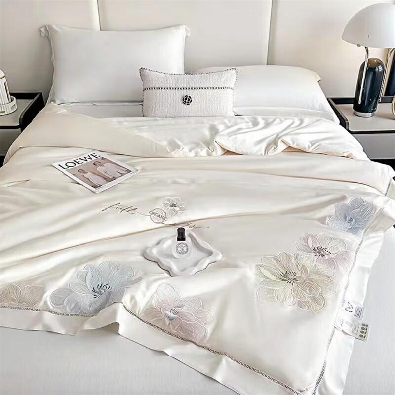 Qilu Elegant Tencel Embroidered Mulberry Silk Quilt