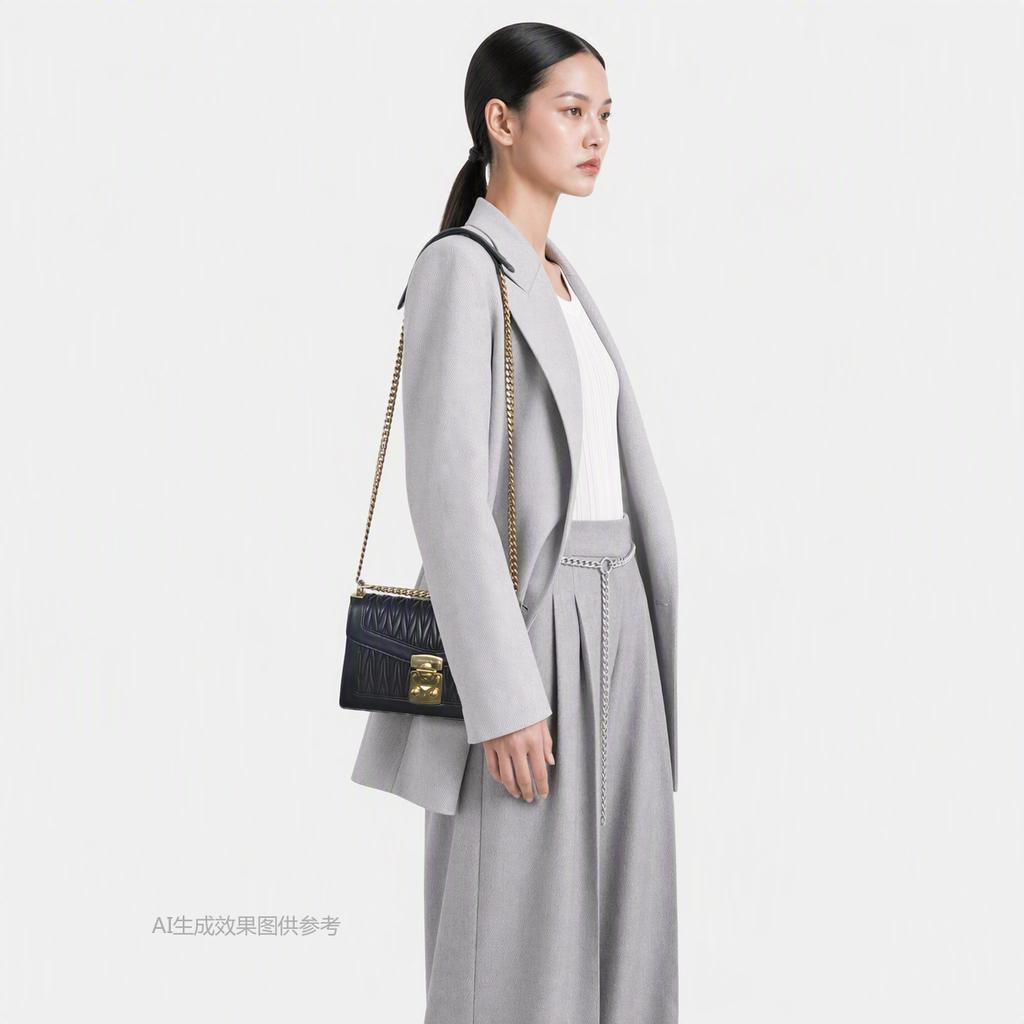 [Pre-Owned] Miu Confidential Smooth Edged Elegant Metal Lock Clasp Lambskin Envelope Crossbody Shoulder Bag - Very Good #1PLWY0U