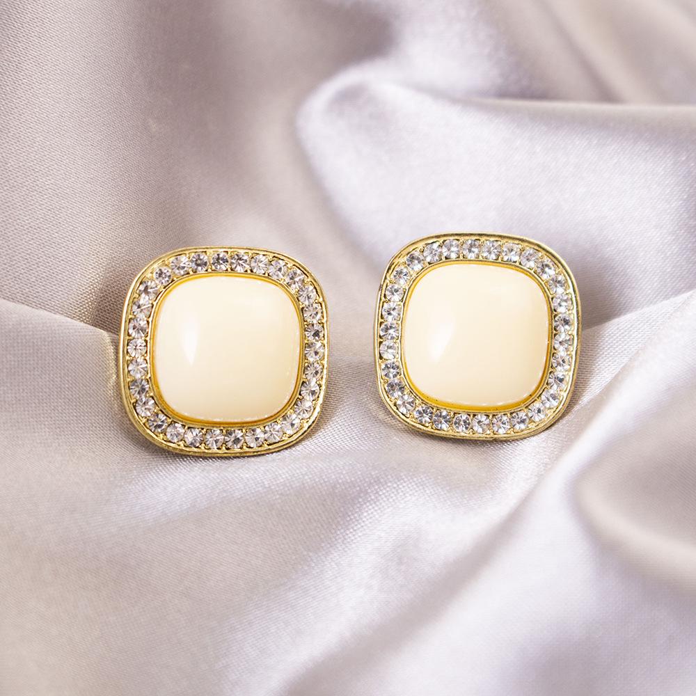 Elegant Clip-On Triangle Earrings for Non-Pierced Ears - Versatile, Light Luxury for Everyday Wear.