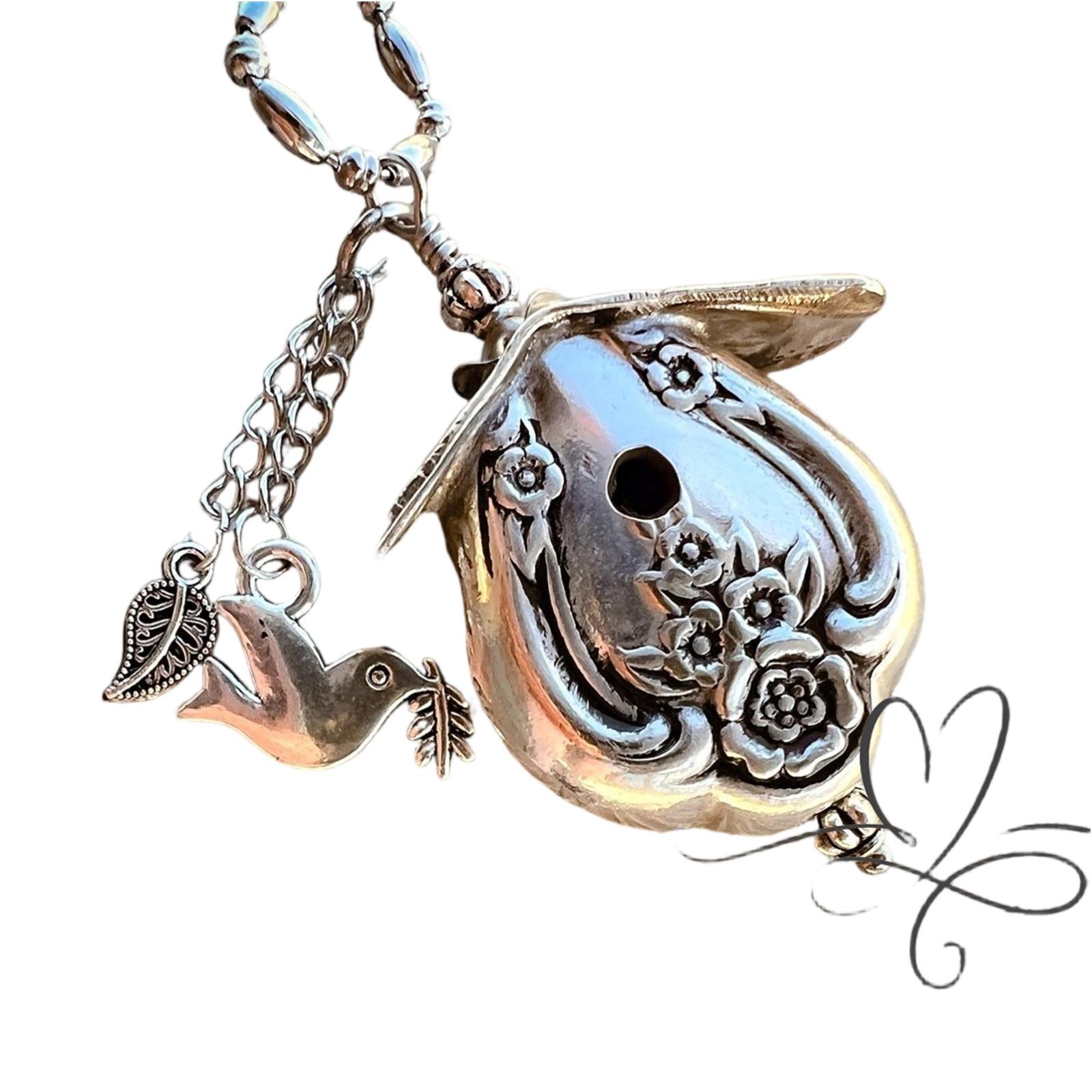 

Ожерелье «Скворечник», подвеска из столового серебра «Магнолия 1951», винтажное ожерелье из ложки ручной работы для любителей птиц и коллекционеров ювелирных изделий One Size серебряный