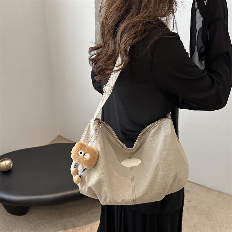Casual and Fashionable Foreign Style Pendant 2025 Summer New Fabric Texture Foreign Style Simple Tote Shoulder Messenger Bag