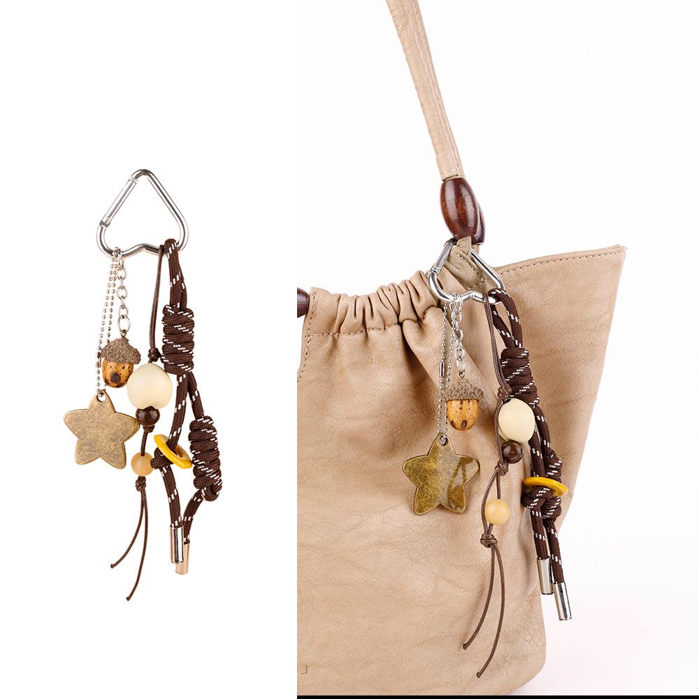 Retro Quasten-Schlüsselanhänger mit Naturholzperlen & Schleife