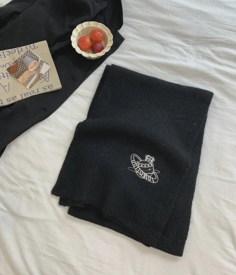 Wełniany szalik z haftem planetarnym - Ciepły szal damski