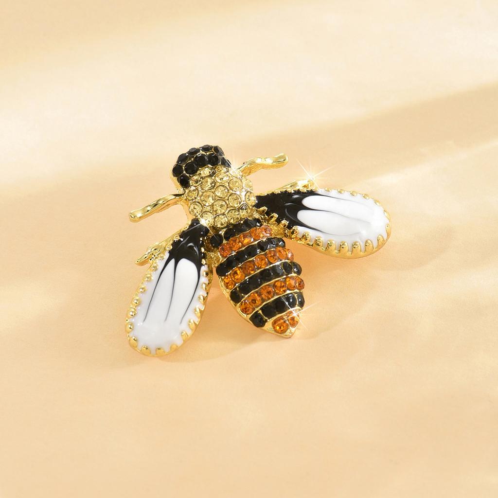 1Pc Retro Exquisite Bee Brooch Charm Unique Pin Creative Luxury Jewelry Accessories Party Birthday Gift Souvenir Wholesale 2026