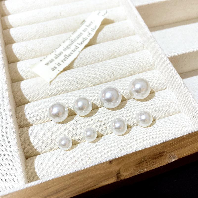 Silver Needle Small and Elegant Stud Earrings for Women, A Niche Design with A Retro Touch, New Style Ear Accessories.
