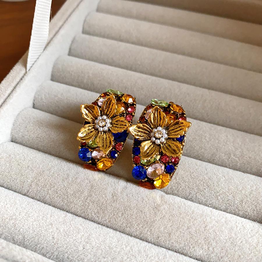 

Серьги-пусеты «Серебряная игла» с бриллиантовым треугольником - Дизайн в стиле легкой роскоши и ретро