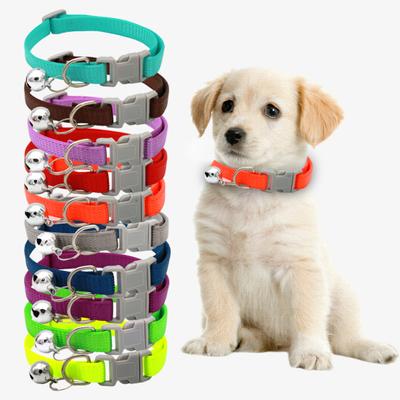 Collare per animali domestici Collare per cucciolo regolabile di sicurezza Design con fibbia Collana per gatti a colori Collare solido con campanello Forniture per animali domestici