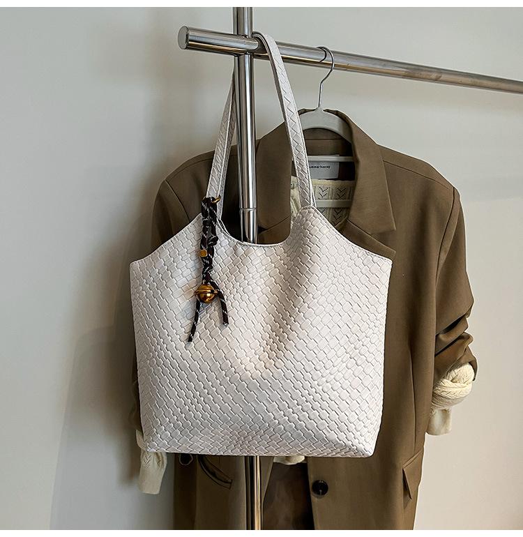 Women's Large-capacity Shoulder Bag 2025 Winter New Versatile Commuter Bag, Underarm Bag, Popular Tote Bag Trend This Year