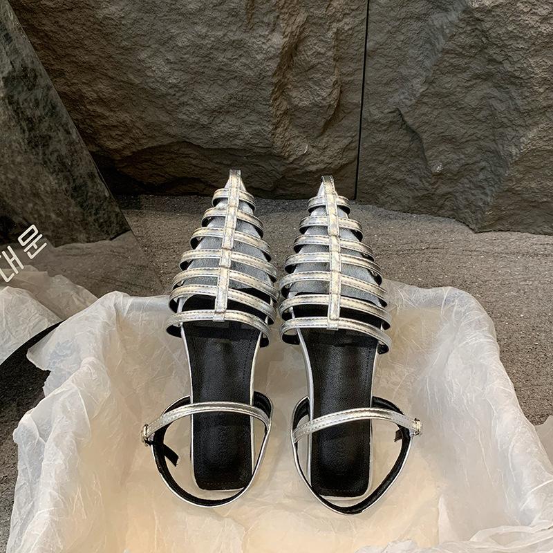 

Ретро литературный и художественный стиль полая сумка голова сандалии женские толстый каблук 2025 лето новые Т-образные сандалии плоская подошва 40 серебряный