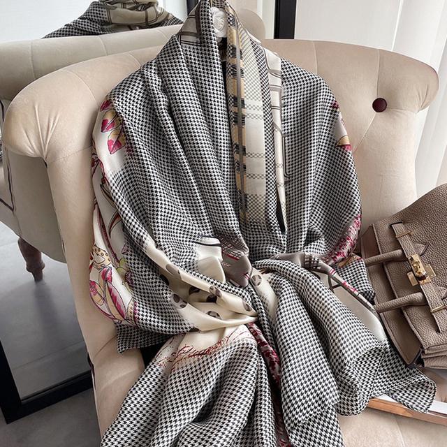 Luxury Brand Autumn and Winter Women New Style Fashion Color Matching Print Silk Scarf Lady Popular Headcloth Beach Shawl