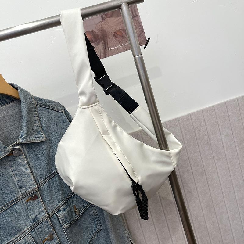 New Casual Commuter Shoulder Bag Light Personality Solid Color Large Capacity Beautiful Bag Female Simple Messenger Messenger Bag