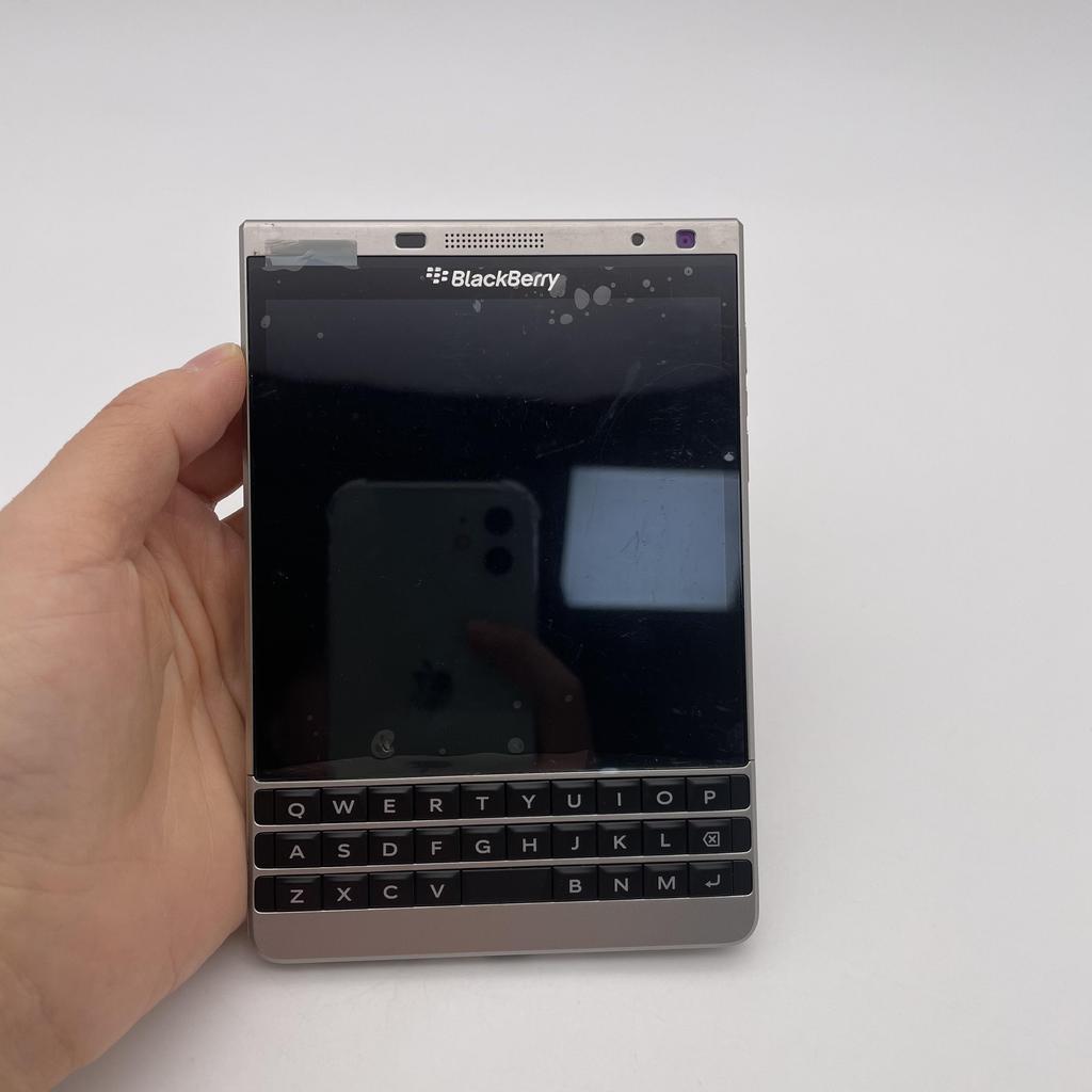 Überholter Blackberry Passport (-4) Q30 Passport Sliver Edition 4G NETZWERK 3GB RAM 32GB ROM 13MP 4.5" Mobiltelefon Handy Mit 1 SIM