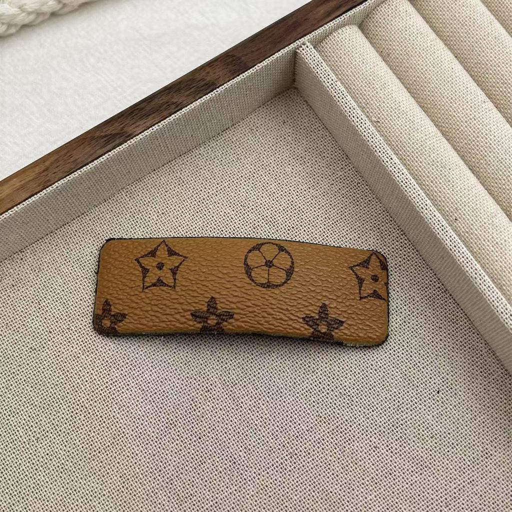 Pino de Cabelo de Couro Floral Vintage de Luxo: Presilha Coreana Estampa Retrô para Mulheres