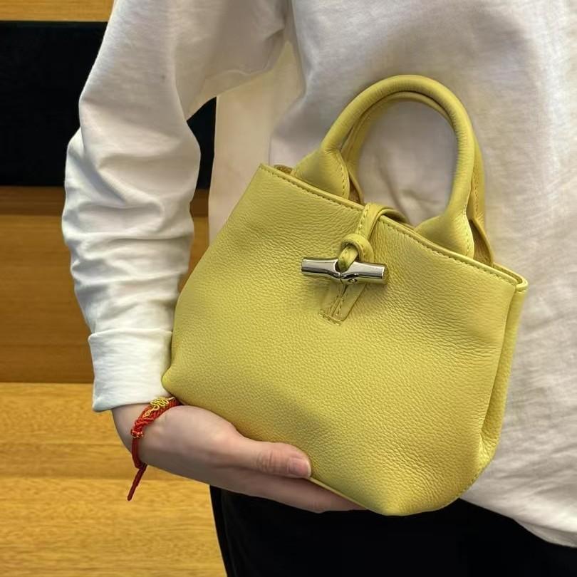 2025 Borsa da donna borsa a tracolla alta qualità primo strato pelle bovina borsa a secchiello portatile borsa di bambù versatile moda borsa in pelle da donna