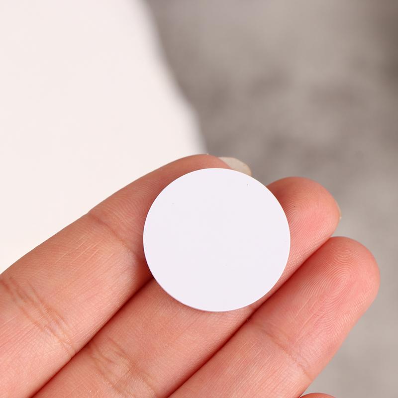 5ks přepisovatelných černobílých Ntag215 NFC kulatých mincí 504 bajtů chytrých štítků na karty Ntag215 25 mm pro NFC telefonní hry