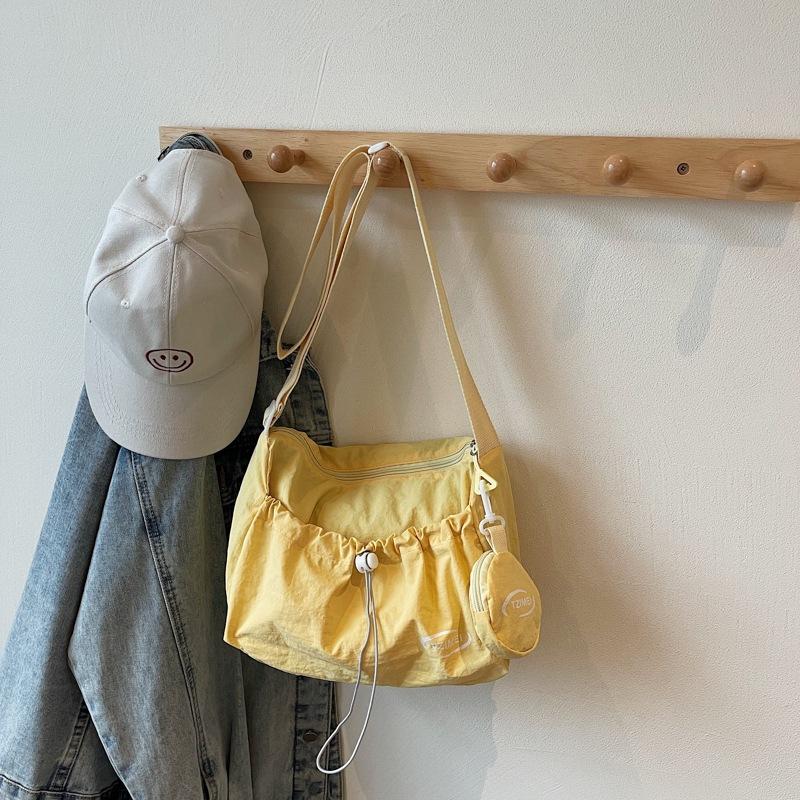 A Fashionable Summer Casual Stylish Simple and Large-capacity Single-shoulder Bag with A Simple Texture