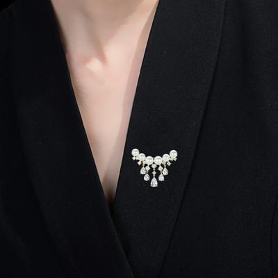 Faux Pearls Brooch Pin Exquisite Lightweight Decorative Unfading Rhinestones Tassel Elegant Suit Pin Costume Accessories