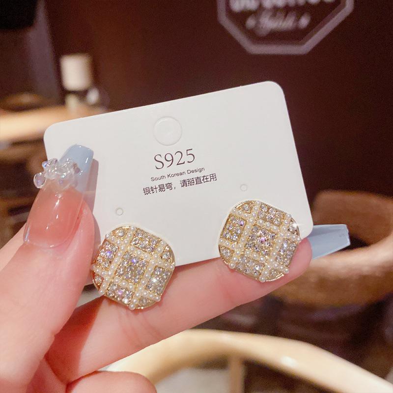 Boucles d'oreilles de luxe tendance 2024 accrocheuses pour femmes: Boucles d'oreilles à clous tendance et polyvalentes pour l'automne et l'hiver
