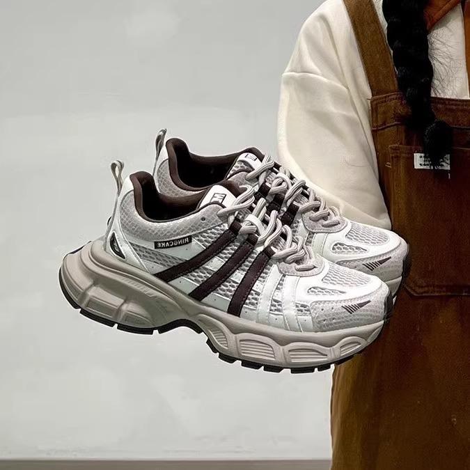 Populární platformové dad shoes dámské 2025 jarní nové všestranné zvýšení výšky malé lehké prodyšné ležérní sportovní boty