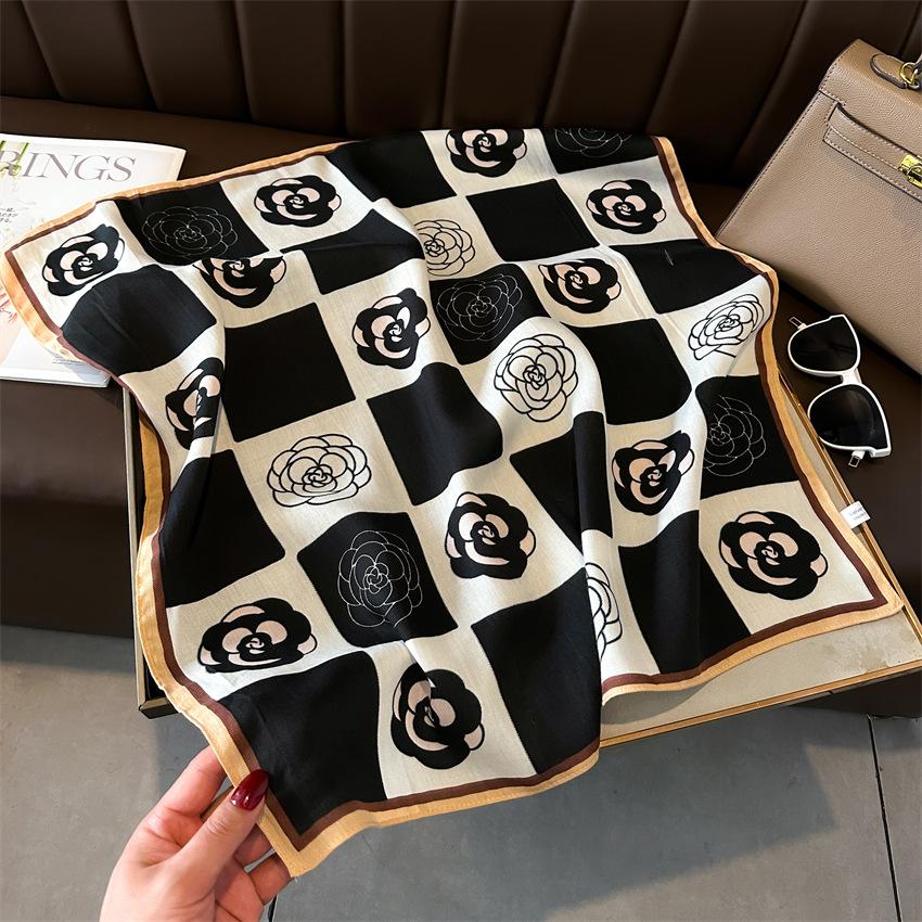 

Шарф с изображением камелии и шахматной доски 65 × 65 см, тонкий, универсальный, шейный платок, бархатный шарф на ощупь из хлопка и льна для женщин 65x65cm (1-3cm error)