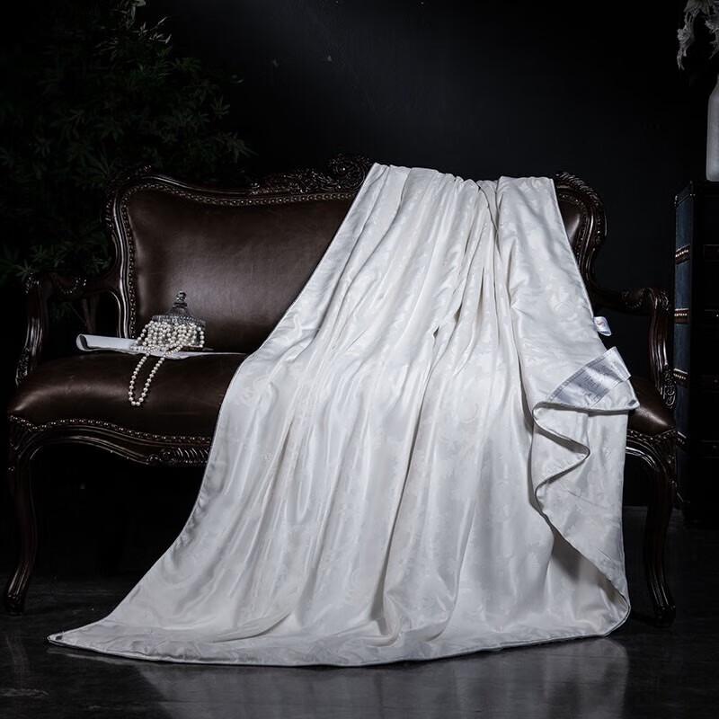 

Юй Чжаолинь Сатиновое шелковое всесезонное одеяло