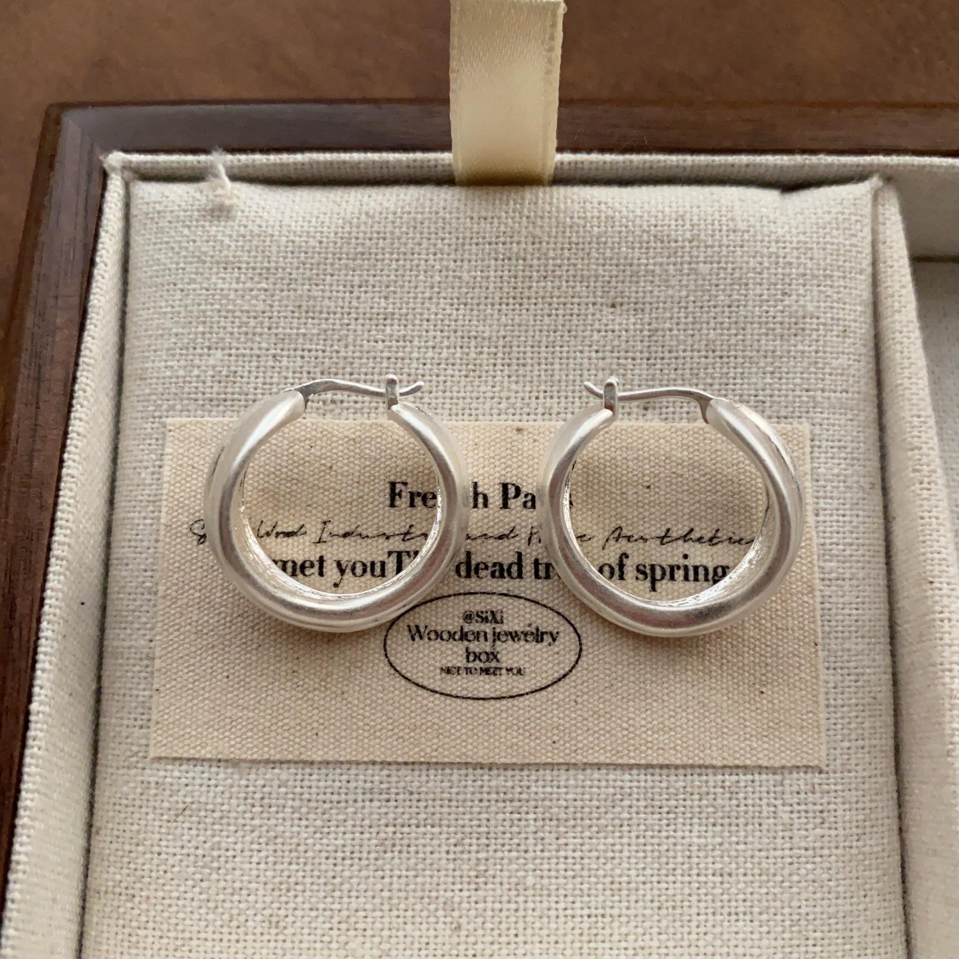 

Minimalist metal C-shaped earrings, earrings, retro personalized earrings.