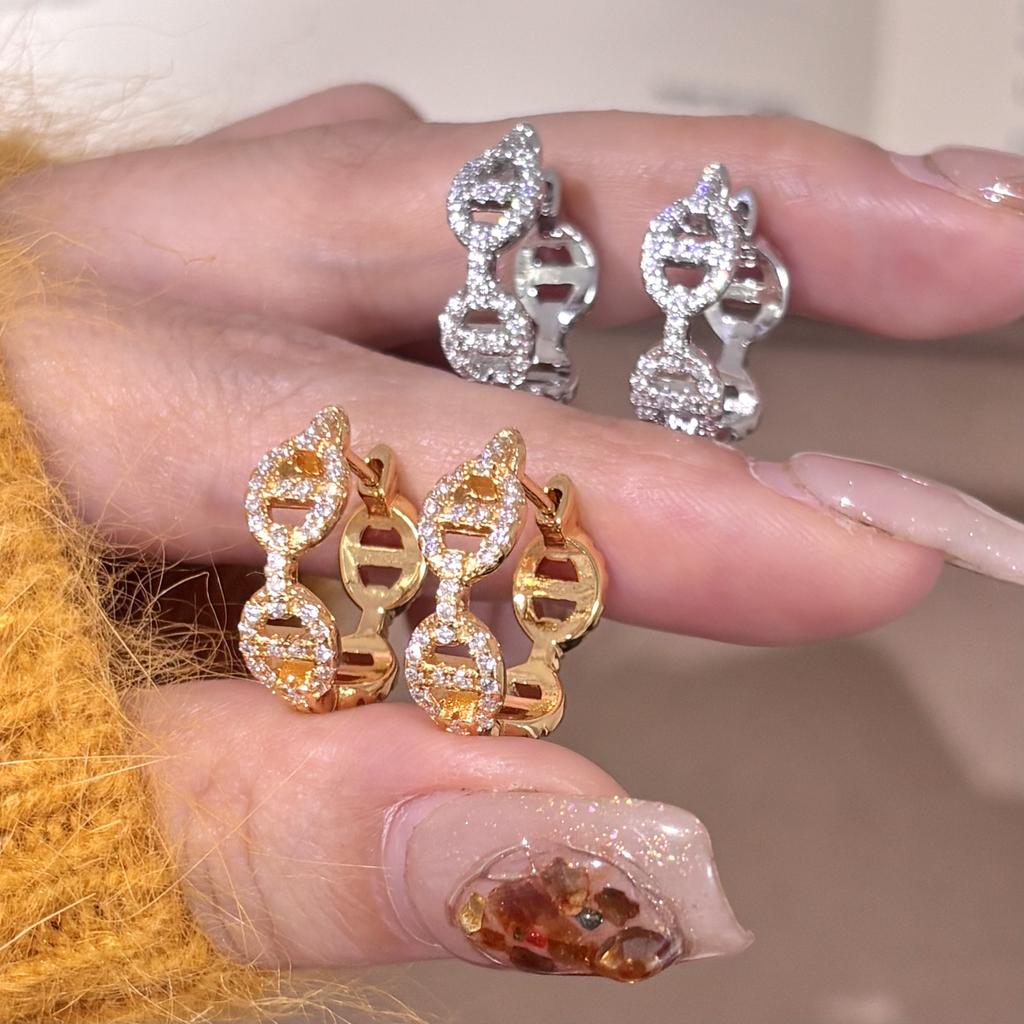 Light Luxury Design Full Of Diamond Pig Nose Ear Buckle Niche Temperament Versatile Personalized Earrings Diamond-Set Simple And Exquisite Earrings
