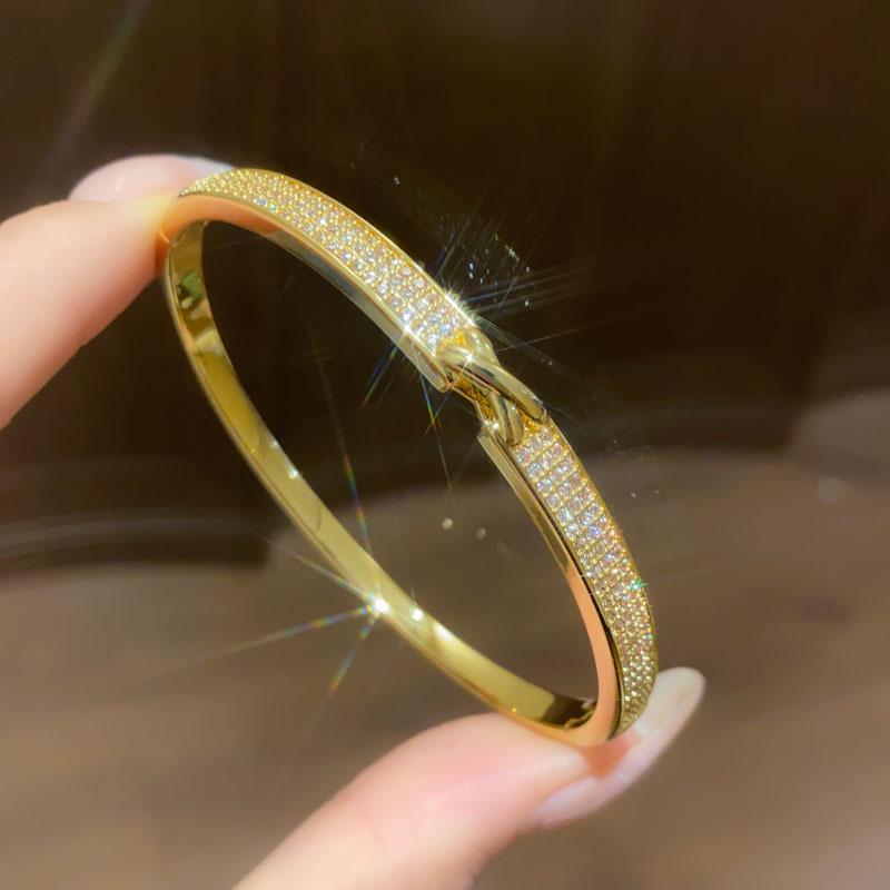 Trendy Geometric Clasp Bracelet with Japanese and Korean Cubic Zirconia - Retro Cool Style, Light Luxury Hand Chain Jewelry.