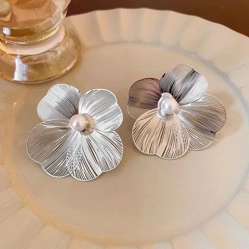 Simple flowers European and American atmosphere niche temperament versatile high-end design stud earrings