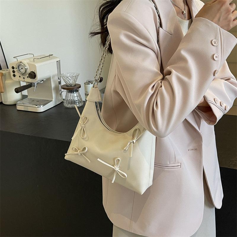 

2025 весна и лето новая сумка-цепочка с бантом женская нишевая сумка под мышкой свежая и модная универсальная сумка на плечо 25*8*15